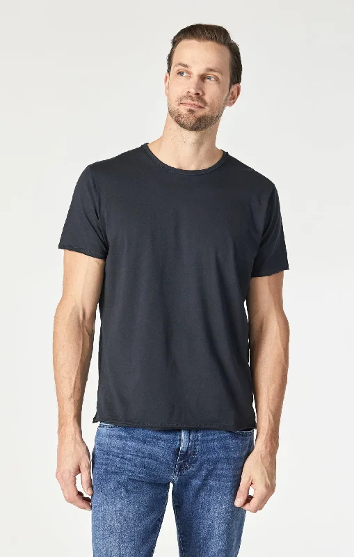 RAW EDGE NECK T-SHIRT IN BLACK Youthful Men's Pop